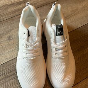 New women’s sneaker size 10
